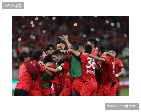 三连冠！上海海港加冕2025赛季中超冠军，摘下队史中超第四星